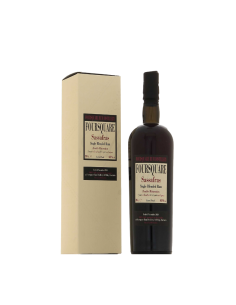 Bouteille de rhum Foursquare Sassafras 70 cl avec son emballage en carton beige, label noir et rouge affichant le nom Foursquare