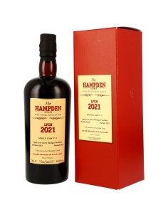 Rhum Hampden 2021 LFCH Fundador sur bouteille sombre près d’un colis rouge.