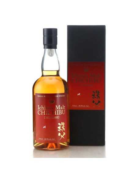 Whisky Chichibu Travel exclusive 2025 dans sa bouteille de 70 cl avec étiquette rouge et boîte assortie, design japonais.