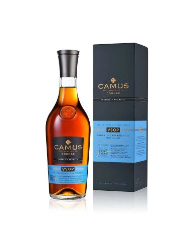 Une bouteille de cognac Camus est posée à côté de son coffret.