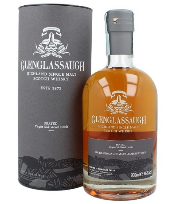 Bouteille de gin GlenGlassaugh accompagné d’un coffret cylindrical, avec étiquette dorée, boisé et épices, illustration de bouteille de whisky en arrière-plan. Comment aromatiser le gin suggéré.