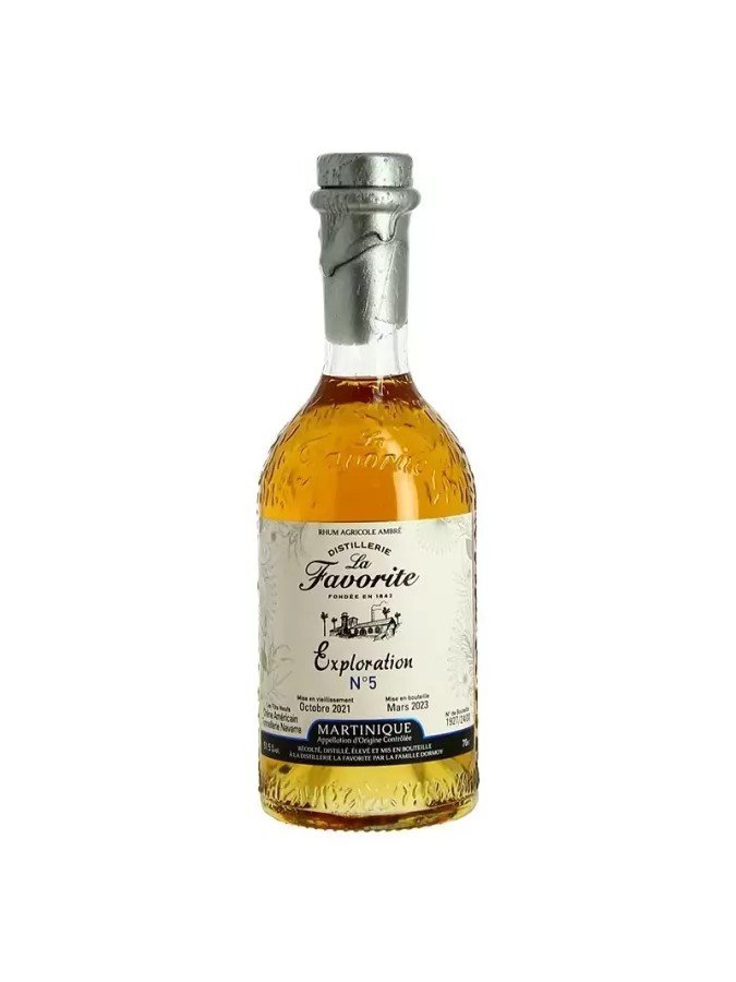 Bouteille de rhum « La Favorite Exploration N°5 » en verre, étiquette blanche, bouchon métallique, rhum ambré clair. 3 meilleurs rhums du monde mentionné via le texte.