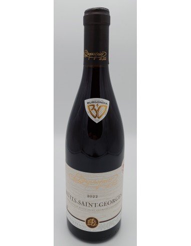 Une bouteille de vin rouge debout, avec étiquette blanche et capsule sombre.