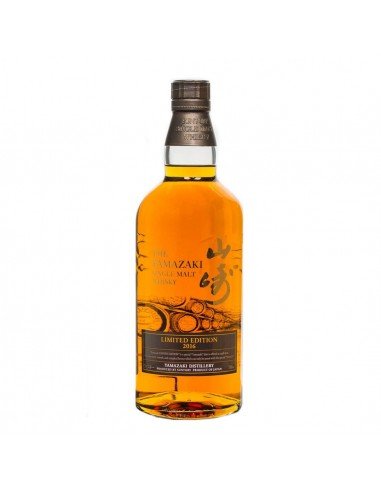 Bouteille de whisky ambré à coupe courte avec étiquette « Limited Edition 2015 » et cartonage en arrière-plan.