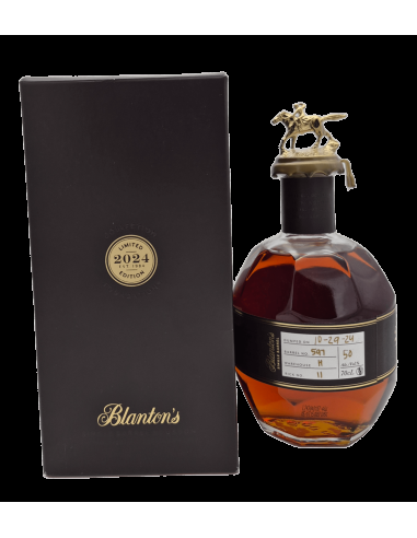 Bouteille de whisky Blanton’s avec son étui noir et bouchon sculpté décoratif.
