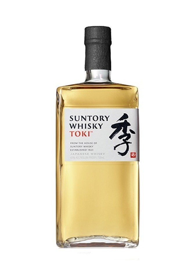 Bouteille de whisky Suntory Toki, rectangulare, avec étiquette blanche et texte noir, liquide doré à l’intérieur. blend whisky