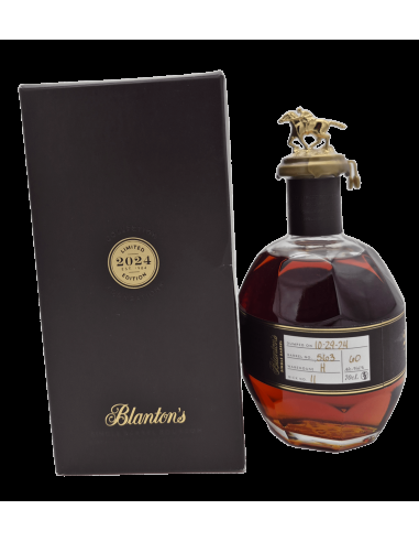 Flacon de whisky placé à côté d’un écrin noir.